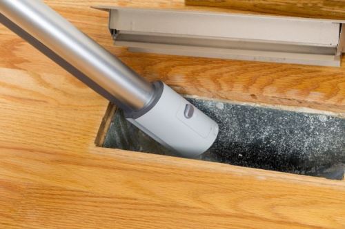 Vacumming Air Ducts 12628 500x333 1